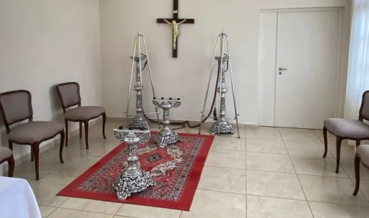 Interior de una sala de despedida del Crematorio Las Acacias